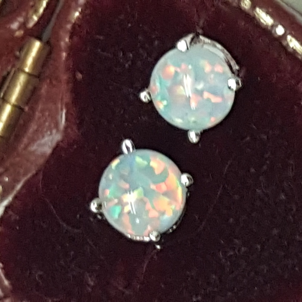 Cute 925 Sterling Silver White/Blue Fire Opal Stud